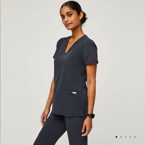 LIKE NEW Casma three-pocket scrub top from figs